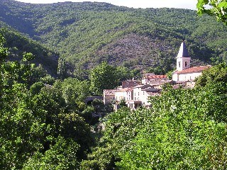 Arrigas dans son écrin de verdure